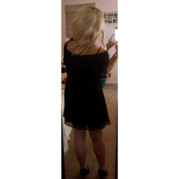 ✨MAKE OFFER✨Express Medium V-neck Mini Black Dress - Picture 3 of 8